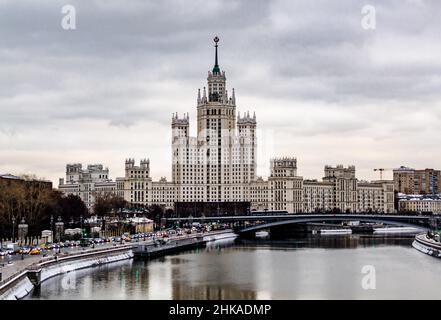 Moskau, Russland - 16 2021. Dezember: Stalins lebendiges Wohnhaus`s Kotelnicheskaya-Damm in Moskau. Stockfoto